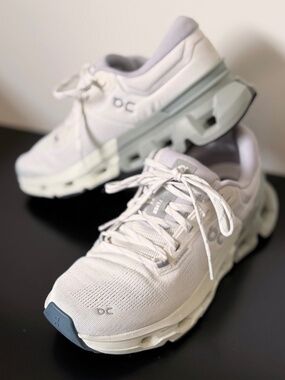 On Cloud Helion Cloudflyer - Womens Size 8.5 - White and Sage Green